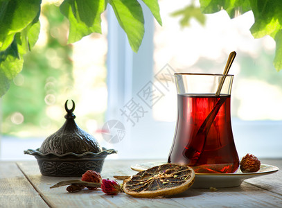 在窗口背景上配有新鲜的土耳其茶合成图片