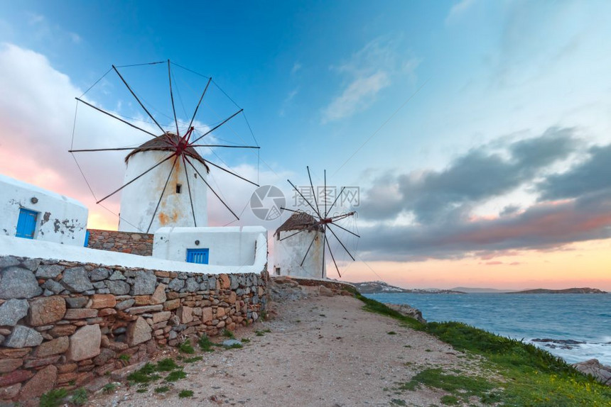 著名观点日出时的传统风车乔拉米科诺斯市岛希腊风米科诺斯日出时的传统白色风车希腊米科诺斯图片