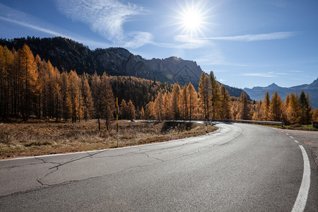 道路和高山风景图片