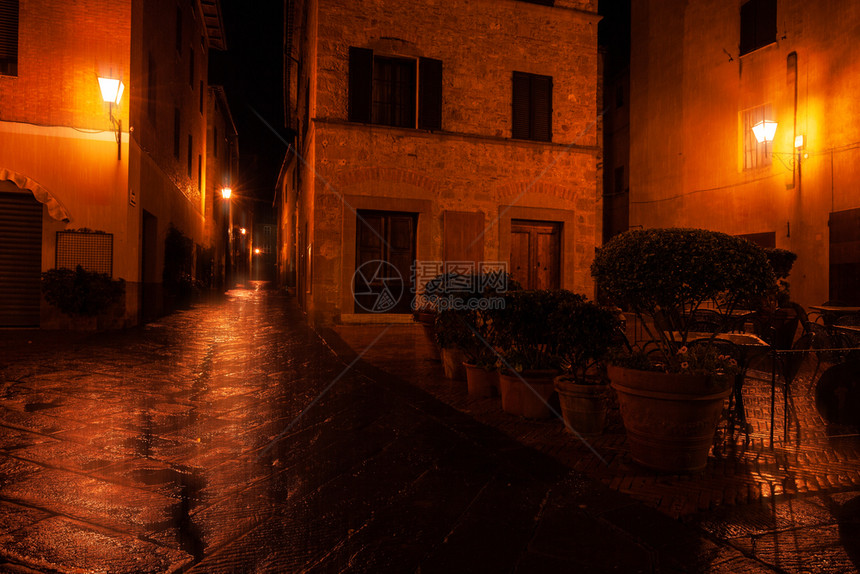意大利托斯卡纳Pienza雨夜欧洲旧街照亮欧洲旧街照亮欧洲旧街照亮图片