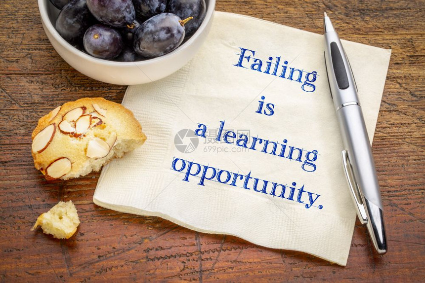 失败是一个学习机会手写在餐巾纸上加一杯咖啡图片
