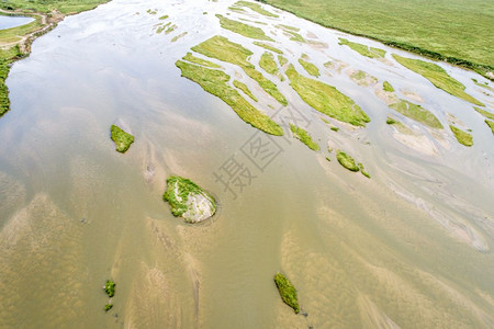 浅层肌内布拉斯加Kearney附近浅层和条纹普拉特河背景