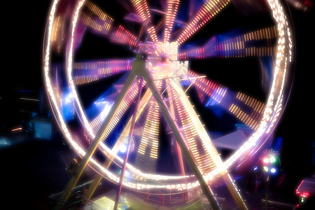 夜间公园的摩天轮嘉年华公园的娱乐活动图片