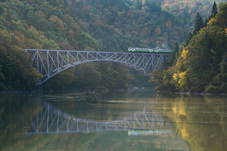 秋福岛第一桥首大观察点在日本福岛美背景图片