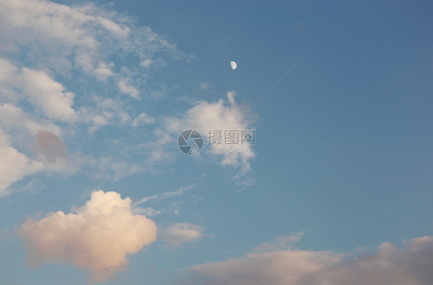 美丽的月和云图片