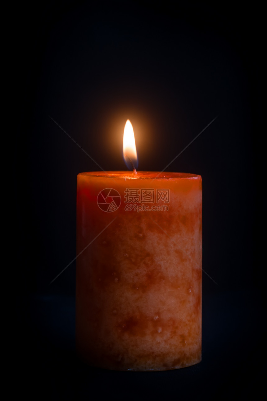 蜡烛黑暗背景上有燃烧的灯光图片