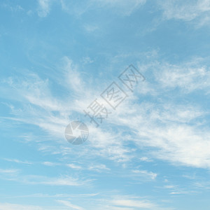蓝色天空背景的浅云图片
