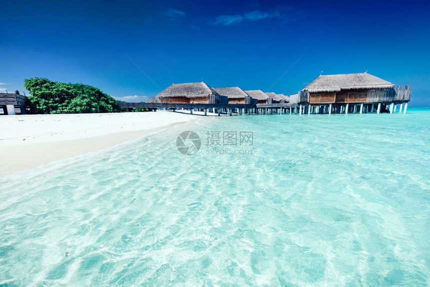 位于马尔代夫的清蓝水和海滩图片