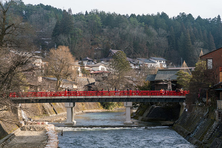 中桥日本高山21世纪年06红中川大桥横渡宫河冬季有旅游客背景