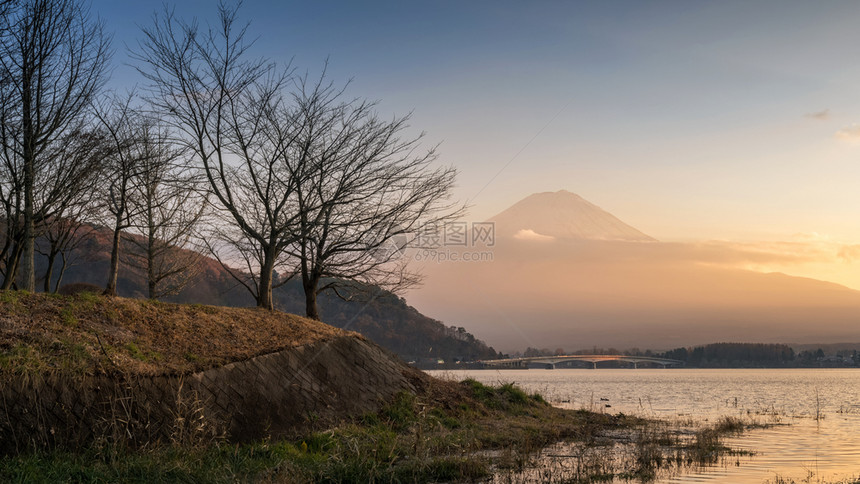 川口子湖和藤山日落时有云图片