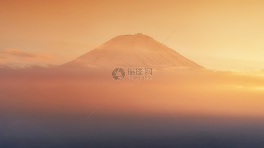 富藤山顶日落时有云图片