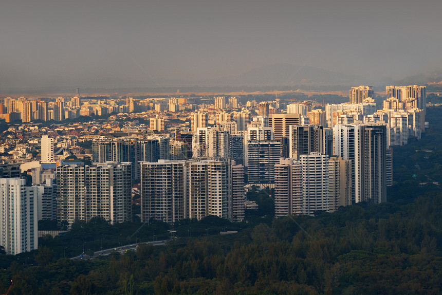 新加坡城的住宅楼金融区和摩天大楼日落时空中观察图片