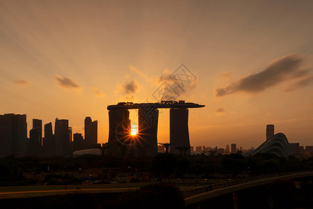 MarinaBay地区的新加坡市下城金融区和摩天大楼日落时的空中景象图片