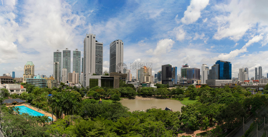 位于Sukhumvit区的Benjasiri公园曼谷市金融区和摩天大楼的全景蓝天图片