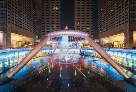 新加坡市2018年7月3日新加坡Suntec塔财富库的灯光秀图片