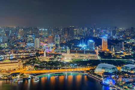 MarinaBay地区的新加坡市下城金融区和摩天大楼夜间空中观察图片