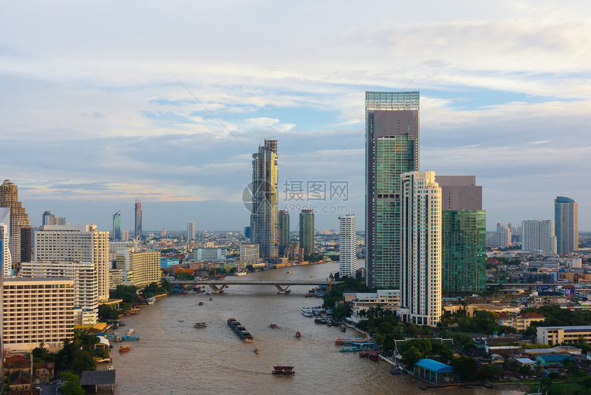 曼谷市泰国日落时的市中心地区图片