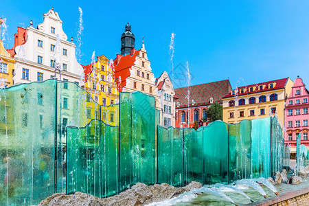 波兰弗罗茨瓦夫老城市场广玻璃水泉夏季风景图片