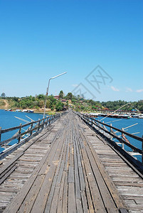 在Sangkhlaburi的一个水库上架设木林人行桥背景图片