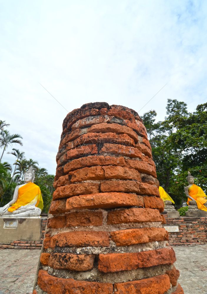 泰国曼谷附近Ayutthaya的WatYaiChaiMongkol寺佛像图片