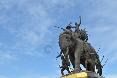 剑指蓝天蓝天大象雕像泰国宗伯里省纳苏国王的纪念背景