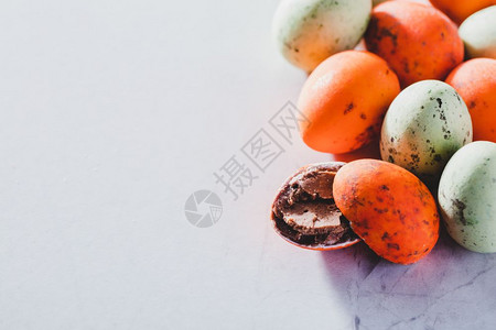 浅色背景的多彩巧克力蛋甜糖果复活节传统制空间背景图片