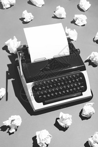 旧式打字机和附近的折痕纸黑色和白旧式打字机和折痕纸图片