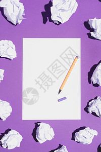 白纸和小写笔放在活生的紫外线背景上折叠的纸围绕它图片