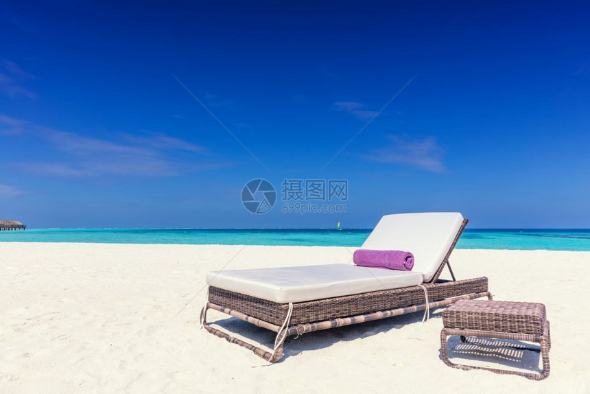 印度洋马尔代夫的一个小岛屿度假胜地日目的沙热带滩上的一个小岛度假胜地马尔代夫的一个小岛度假胜地图片