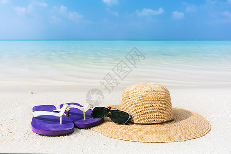 沙滩附件马尔代夫清澈的绿海度假旅行概念太阳眼镜翻拖和太阳帽图片
