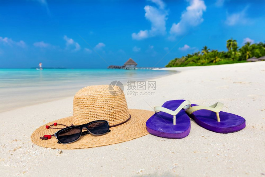 沙滩附件马尔代夫清澈的绿海度假旅行概念太阳眼镜翻拖和太阳帽图片