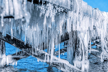 冰挂在防顶上雪冬天图片