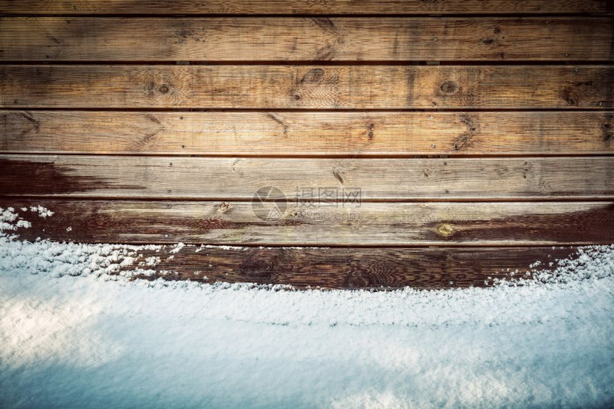 雪中的格龙盖木板冬季时间背景图片