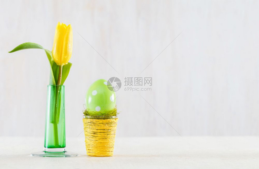 单东方人手工做的鸡蛋放在木制桌上的锅里新鲜郁金香放在玻璃花瓶里单东方人鸡蛋放在锅里图片