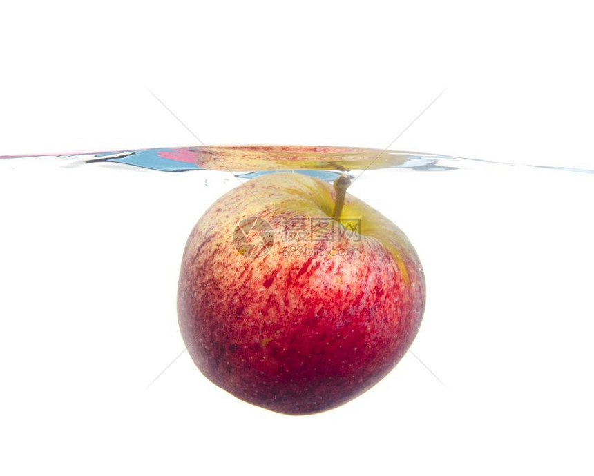 红苹果和水喷洒在白色上孤立图片