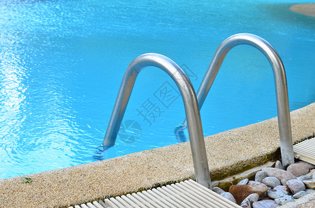 在泰国酒店用楼梯游泳池背景图片