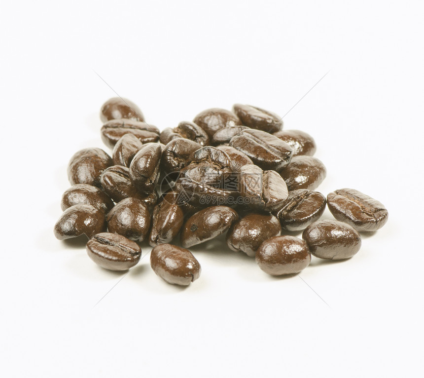 白背景孤立的棕色咖啡豆图片