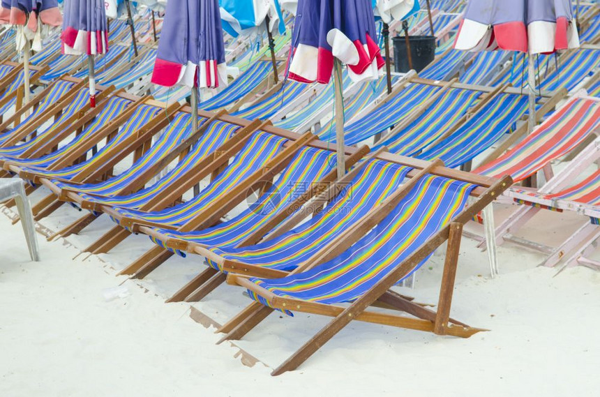 沙滩上的椅和雨伞休息放松节假日温泉度胜地的概念图片