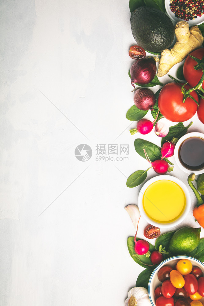 橄榄油醋蔬菜和白石背景的香料做沙拉烹饪清洁饮食概念图片