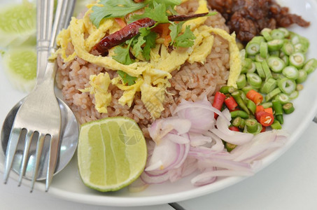 泰国食用炸米BBQ猪肉和沙拉图片
