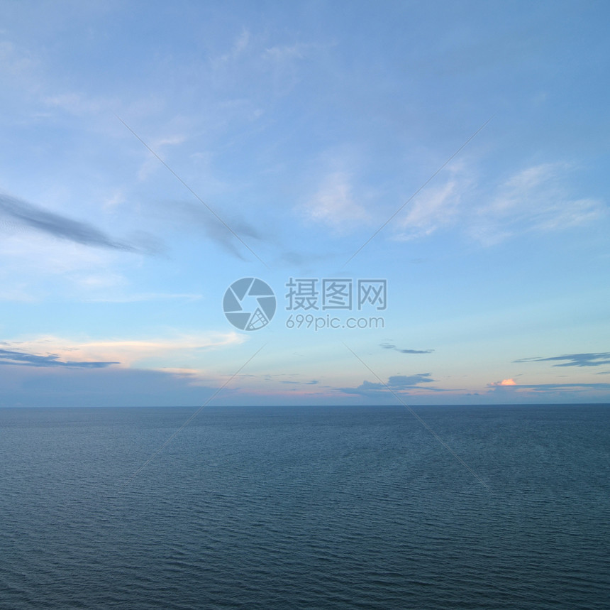 云蓝天空向海表面上空的地平线飞去图片