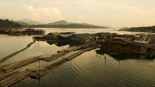 泰国Sangklaburi的日落风景和民船图片