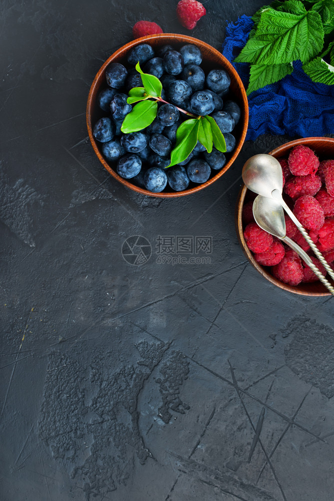 新鲜草莓和蓝在碗里新鲜浆果在碗里图片