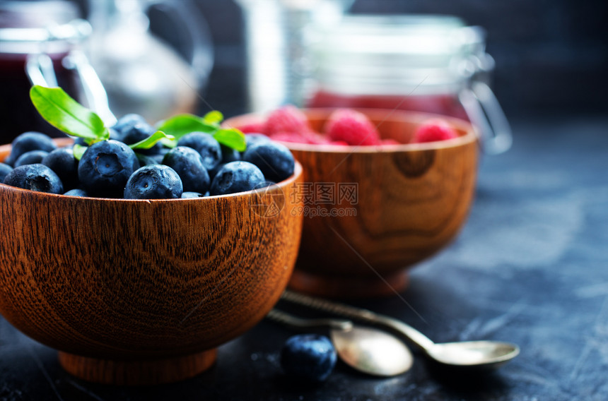 新鲜草莓和蓝在碗里新鲜浆果在碗里图片
