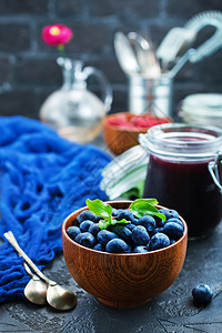 新鲜蓝莓在碗里桌子上图片