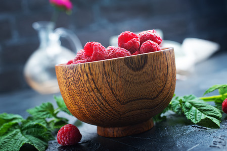 碗里和桌子上新鲜的草莓图片