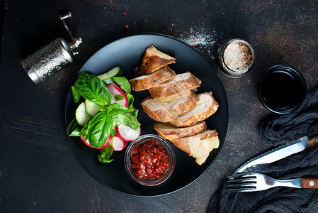 烤肉加沙拉饮食品肉和盘沙拉图片