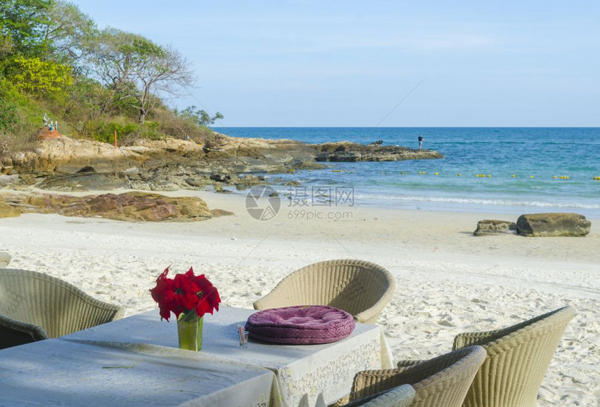 沙滩上的椅和雨伞休息放松节假日温泉度胜地的概念图片