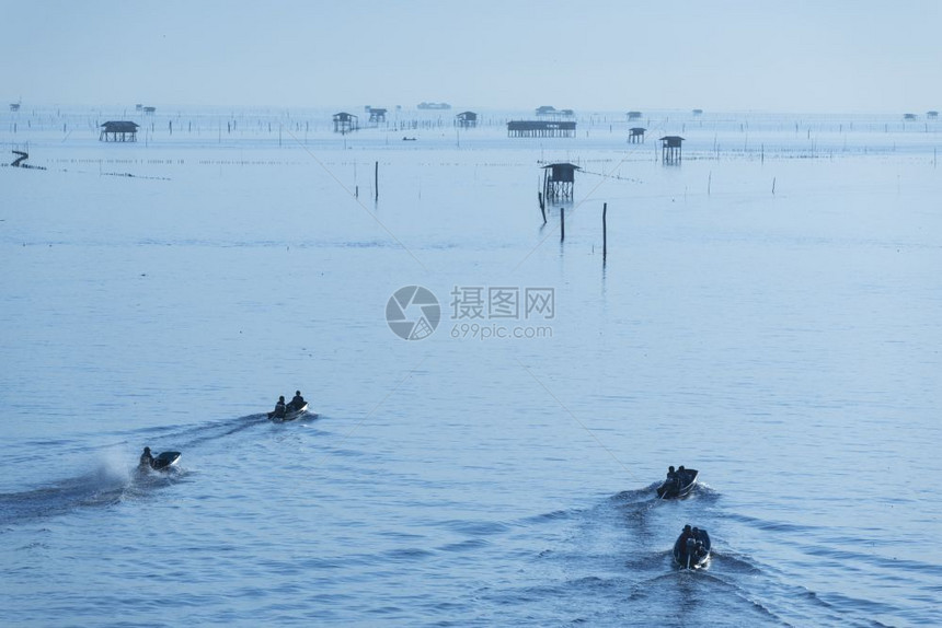 太阳日落时的轮光渔船图片