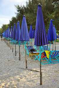 诺曼底法国多维尔的彩海滩雨伞图片